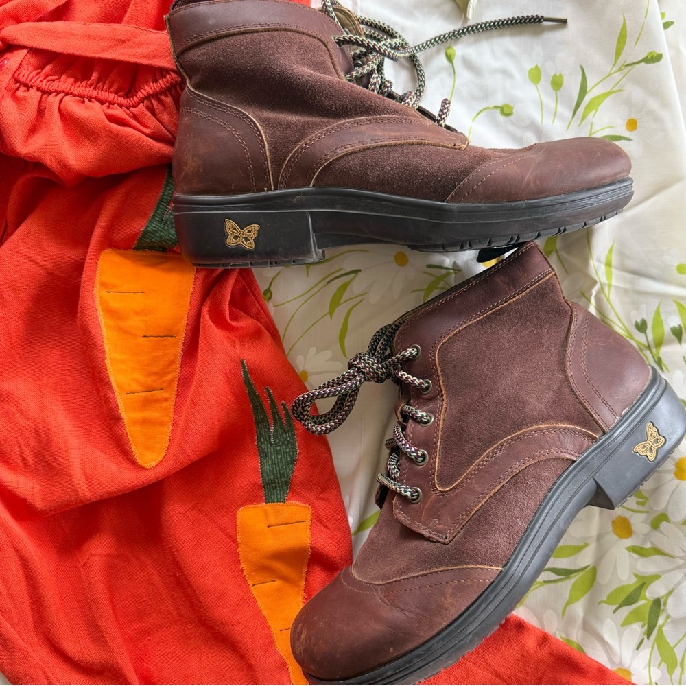 Alegria brand brown leather comfort boots Size 39 (8/8.5)
